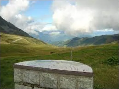 ''Le col de la Madeleine'' est situé dans quel massif montagneux français ?