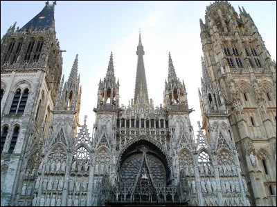 Passons maintenant à l'architecture gothique. Quelles sont ses particularités ?