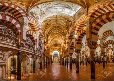 Quel est le bâtiment, situé en Espagne, alliant deux religions dans le même ensemble ?