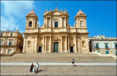 Dans le style baroque, les églises évoluent de manière à rendre l'espace plus scénographique. Grâce à quels éléments cet effet est-il créé ?