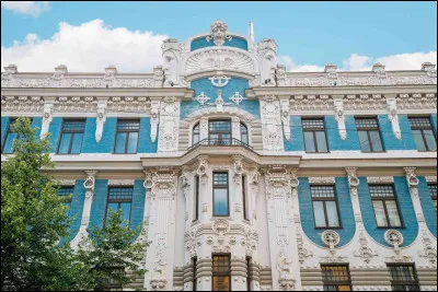 Les architectures "Art nouveau", "Art déco", et Bauhaus, arrivent dans les années :