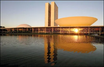 Si je dis : "fonctionnalisme, rationalisme, et puissance de la forme", à quel mouvement architectural pensez-vous ?