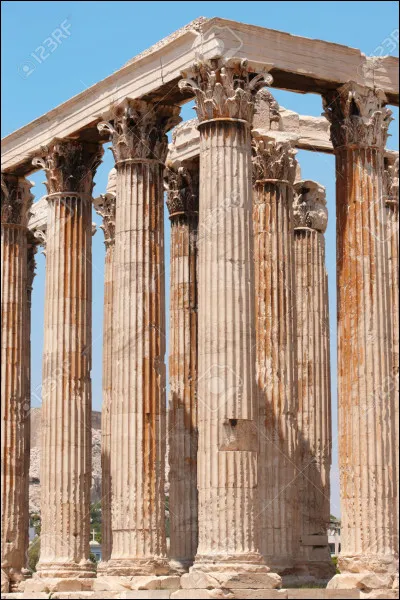 Je suis un ordre, mon fût est cannelé et fait 10 mètres de haut. Je repose sur une base et mon chapiteau à volutes est entouré de feuilles d'acanthes. Je représente le Panthéon à Rome ou encore la Maison Carrée à Nîmes. Que suis-je ?