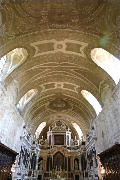 Quelles sont les caractéristiques de l'architecture romane ?