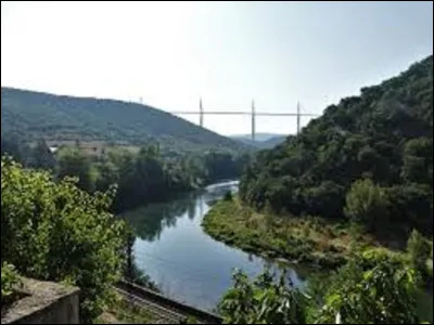 Je dois mon nom à la rivière qui coule sur mon territoire. Cette dernière prend sa source sur le mont Lozère (Lozère) et se jette dans la Garonne. Quelle est la longueur de ce cours d'eau ? (Photo : vue du Tarn sous le viaduc de Millau).
