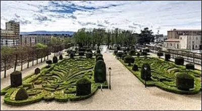 Laquelle de mes villes est appelée ''La petite Venise du Languedoc'' ? (Photo : vue du jardin à la française de lÉvêché).
