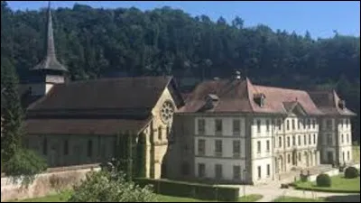En 614, le premier monastère bénédictin de Gaule est créé à Hauterive. Près de quelle grande ville se situe cet édifice ?