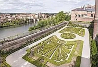 Quelle ville est mon chef-lieu ? (Photo : sa vieille ville vue depuis les rives du Tarn).