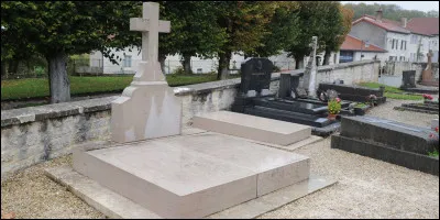 Ce leader militaire et homme politique français repose dans le cimetière de Colombey-les-Deux-Églises. Sa tombe, simple et sobre, est marquée par une simple croix. Il est connu pour avoir fondé la Cinquième République et servi comme président de la France.