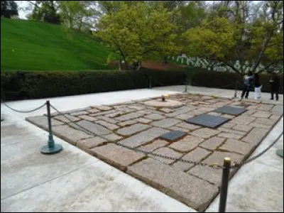 Ce président américain repose dans une tombe située à Arlington, en Virginie. Sa tombe, marquée par une flamme éternelle, est un lieu de pèlerinage pour ceux qui honorent son héritage. Il est connu pour son discours d'investiture inspirant et son rôle pendant la crise des missiles de Cuba.