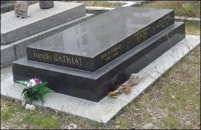 Cette icône du cinéma français repose au cimetière des Fauvelles à Courbevoie. Elle est connue pour ses rôles dans des films classiques tels que « Les Enfants du Paradis » et « Hôtel du Nord ».