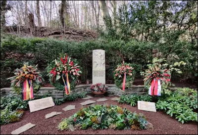 Ce chancelier allemand repose dans une tombe simple située dans le cimetière de Rhöndorf. Sa tombe est souvent ornée de fleurs laissées par des admirateurs reconnaissants pour son rôle dans la reconstruction de l'Allemagne d'après-guerre. Il est connu pour avoir été le premier chancelier de la République fédérale d'Allemagne et pour avoir contribué à la réconciliation franco-allemande.