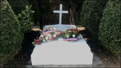 Ce maréchal de France repose dans le cimetière de l'île d'Yeu. Sa tombe, entourée de cyprès, est marquée simplement par une croix et son nom. Il est connu pour son rôle controversé durant la Seconde Guerre mondiale. Il est d'abord le héros de Verdun puis le chef de l'État français sous le régime de Vichy.