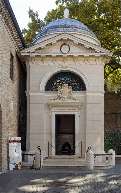 Ce célèbre poète et écrivain italien repose dans une tombe monumentale située à Ravenne. Sa tombe, située près de la basilique de San Francesco et marquée par un petit temple, est souvent visitée par ceux qui admirent ses contributions à la littérature italienne, notamment son uvre magistrale « La Divine Comédie ».