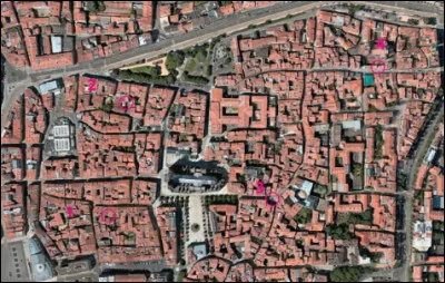 4 balises sont placées sur cette photo aérienne. Lesquelles ont été bien reportées sur la carte IOF ?