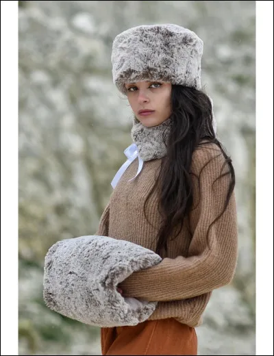 &Agrave; Lyon, le solide casse-cro&ucirc;te servi dans les bistrots a pour nom...