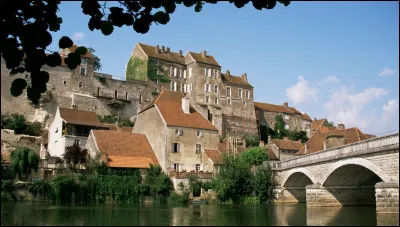Quel est ce village situé dans le sud du département, dans la vallée de l'Ognon, bénéficiant des labels "cité de caractère" "plus beaux villages de France" ?