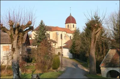 Quel est ce village du sud du département, connu pour ses fontaines et son "lac de la Faïencerie" ?