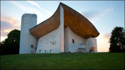 Quel est ce village, situé en bordure du massif vosgien, connu pour abriter la chapelle Notre-Dame du Haut édifiée en 1955, oeuvre de Le Corbusier ?
