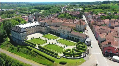 Quel est ce village, situé dans le nord-ouest du département, connu pour son château du XVIIIe siècle qui abrite actuellement le Musée départemental d'Arts et Traditions populaires ?