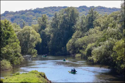 Quelle est cette rivière, longue au total de 213 km, qui prend sa source sur le versant sud du massif des Vosges, coule vers le sud ouest en formant la limite sud du département et rejoint la Saône ?