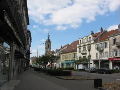 Quelle est cette ville, sous-préfecture de 7 900 habitants, située dans l'est du département, dans la vallée de l'Ognon ?
