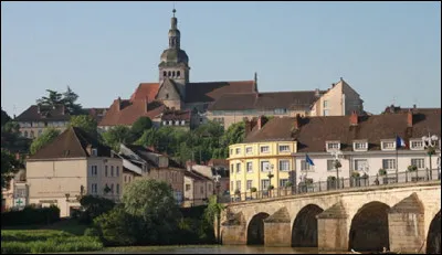 Quelle est cette ville de 5 500 habitants, traversée par la Saône, dans le sud-est du département ?