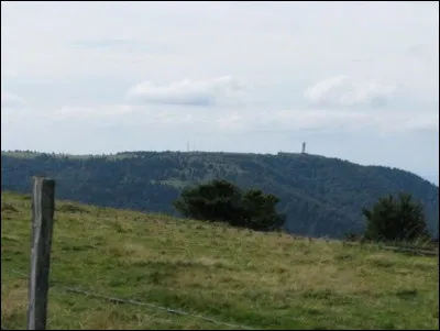 Quel est le nom de ce sommet, point culminant du département avec 1 216 mètres d'altitude ?