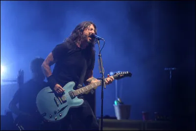 Dans quel autre groupe de rock Dave Grohl poursuit-il sa carrière après Nirvana ?