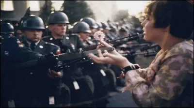 Cette célèbre photo de "la fille à la fleur" a été réalisée par Marc Riboud, mais dans quel contexte ?