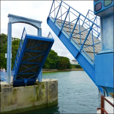 Quel pont de Londres, conçu par Horace Jones et inauguré en 1894, était alors le plus grand pont basculant du monde avec 246 mètres de long ?