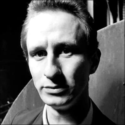 Dans quel film Benoît Poelvoorde improvise-t-il un poème sur les pigeons en pleine fusillade ?