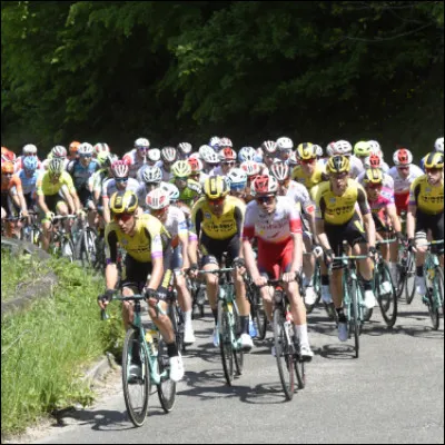 Quelle course cycliste créée en 1892 est surnommée la "Doyenne" ?