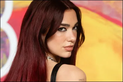 Qui chante "Training Season" ?