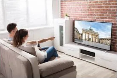 (La phrase est au futur)
"Je ... ce film demain."