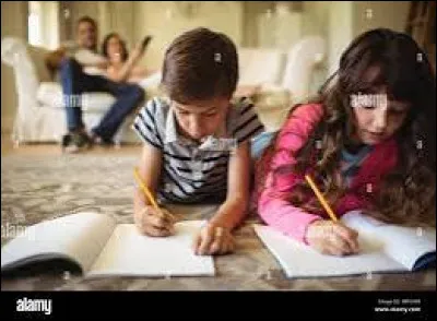 (La phrase est au passé simple.)
"Vous ... vos devoirs en silence"