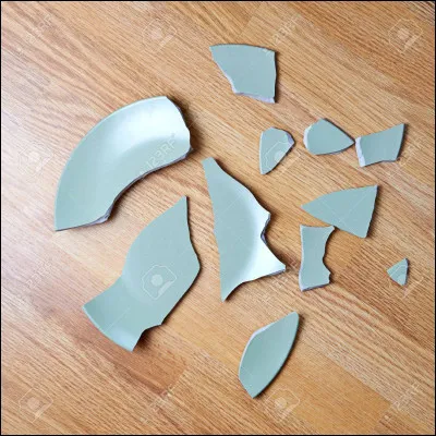 En marchant, tu laisses tomber ton assiette et tout se casse !
Comment réagis-tu ?