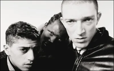 Toujours à Fleury, il existe une école où l'ouvrier, emporté par son élan, a lieu de graver "ÉCOLE ENFANTINE", qu'a-t-il gravé ?