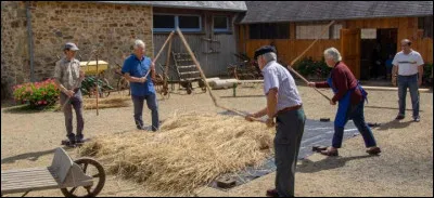 La ville est reconstruite par l'empereur Aurélien qui lui donne son nom. Qui vient assiéger Orléans en 451 ?