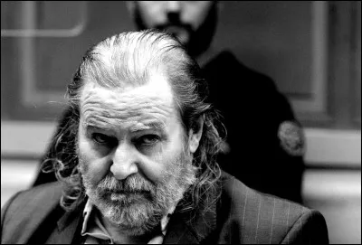 On ne peut parler d'Orléans sans évoquer le nom d'une héroïne, Jeanne d'Arc. En 1429, avec Dunois et Florent d'Illiers, elle libère la ville assiégée par les Anglais. Qu'ont fait les Orléanais pour la remercier ?