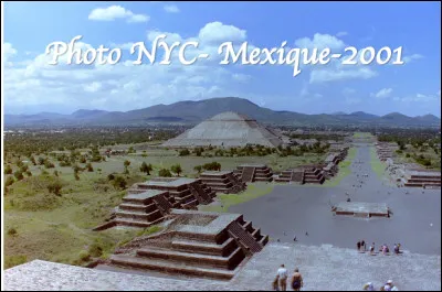Quel est ce site archéologique aztèque pyramidal près de Mexico qui fut à son apogée l'une des plus grande ville du monde avec 200 000 habitants ?