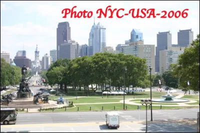 Quelle est cette ville, la sixième plus grande des USA, centre historique, culturel et artistique majeur, foyer de la révolution américaine de 1770 ?