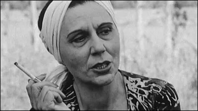 Qui est cette actrice qui joue le rôle de la duègne dans le film ''La Folie des grandeurs'' ?