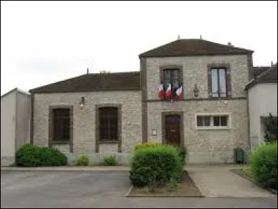Nous terminons notre promenade en Île-de-France, à Villuis. Village de l'arrondissement de Provins, il se situe dans le département ...