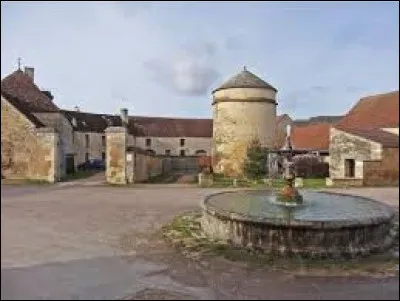 Voici à présent le colombier de Senailly. Village Côte-d'Orien, dans la région naturelle de l'Auxois, il se situe en région ...