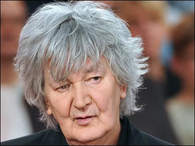 Qui est ce chanteur, auteur-compositeur et interprète du titre ''Dans mon lit'' ?