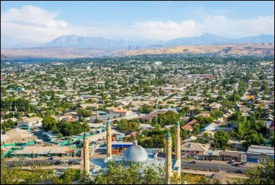 C'est la deuxième ville du Kirghizistan avec 280 000 habitants, située dans la vallée de Ferghana, à la frontière ouzbèke et surnommée la "capitale du Sud" :