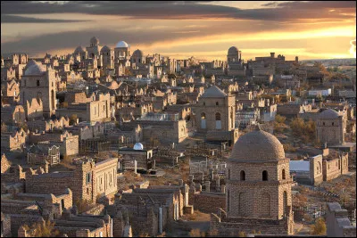 Cette ville d'Ouzbékistan de 300 000 habitants, capitale de la république autonome du Karakalpakstan dans le nord-ouest du pays, est l'ancienne porte d'accès à la mer d'Aral :