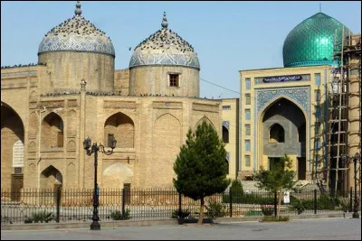 Cette ville du nord du Tadjikistan, peuplée de 180 000 habitants, arrosée par le Syr-Daria, près de sa sortie de la vallée de Ferghana a été fondée par Alexandre le Grand sous le nom d'Alexandria Eschatè et s'est appelée Leninabad de 1936 à 1992 :