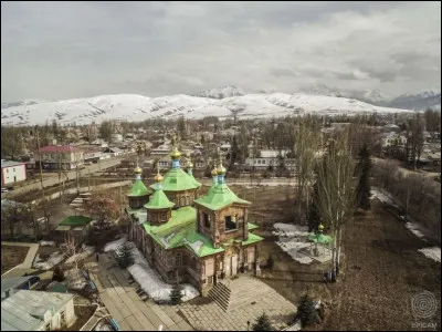 Cette ville du nord-est du Kirghizistan, peuplée de 65 000 habitants, est située dans la région du lac Yssykköl et entourée des montagnes du Tian Shan :